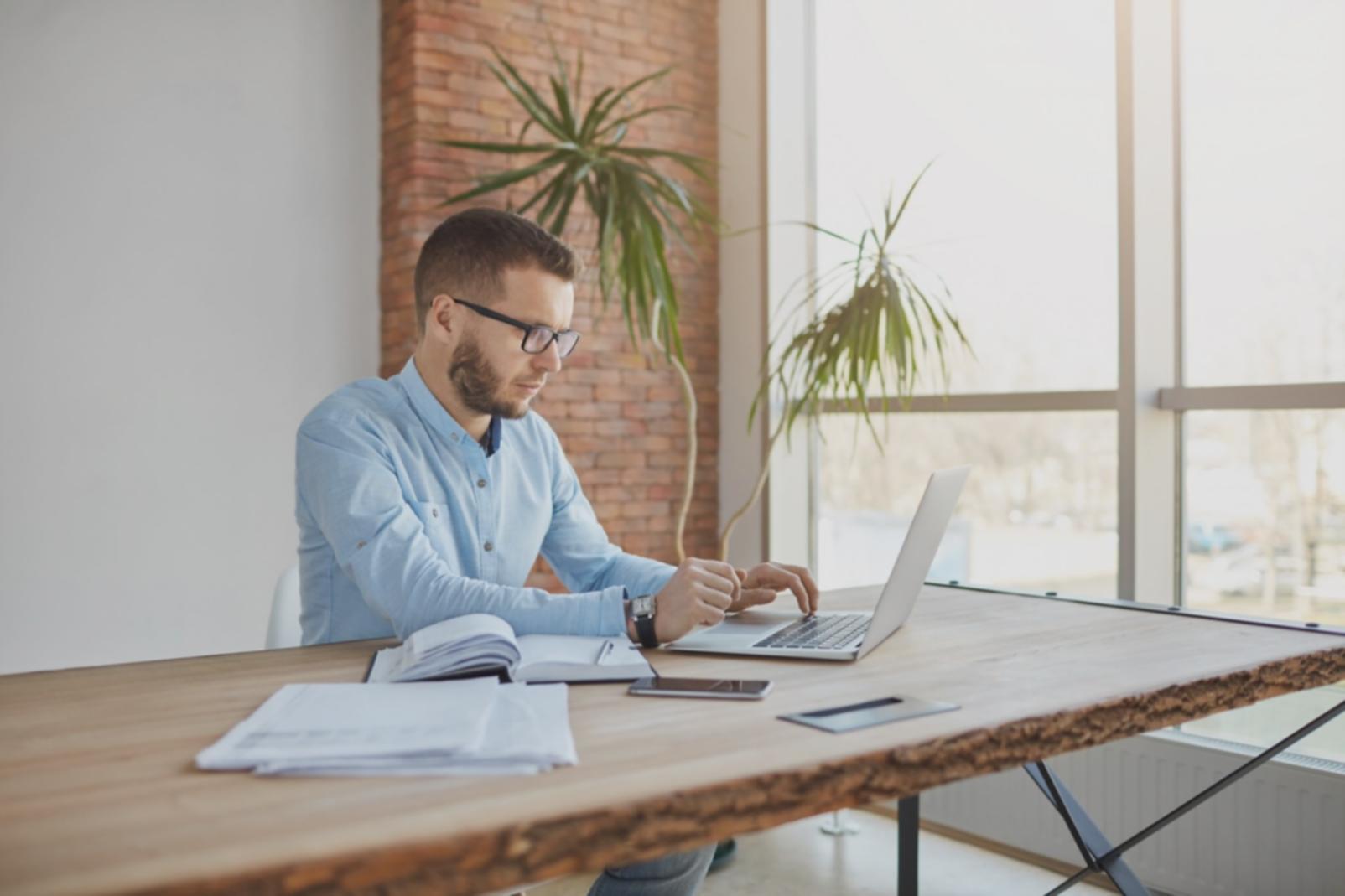 Moderne Arbeitsplätze mit verschiedenen Geräten für Budgetanalyse