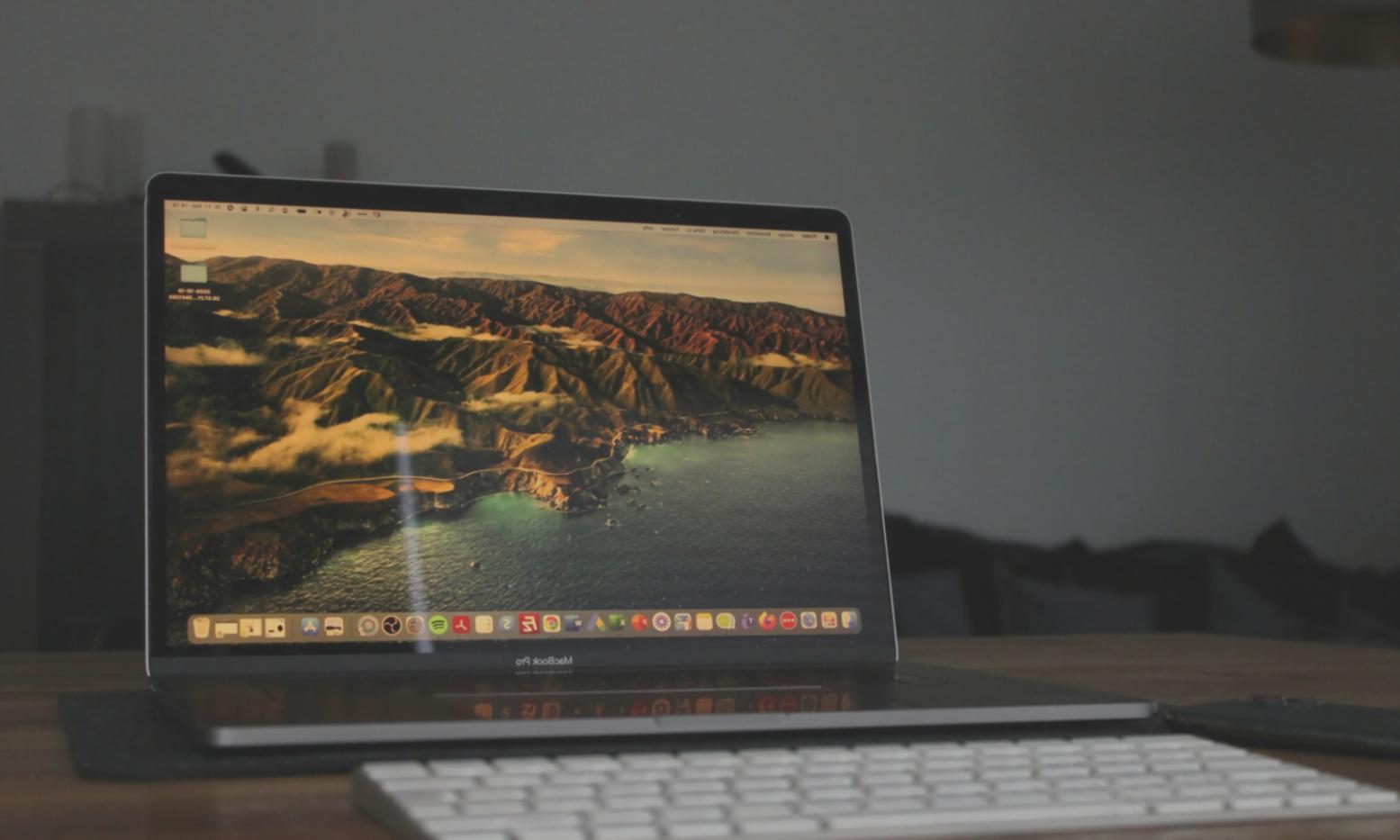 Arbeitsplatz mit Finanzdiagrammen und Analysematerialien